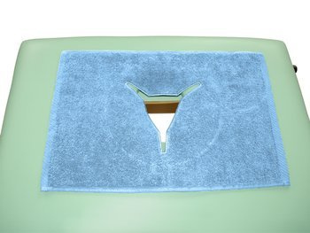 Pokrycie frotte na wycięcie w stole